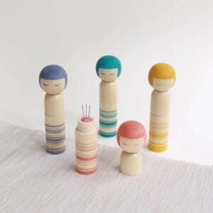 Alfiletero y estuche de agujas muñeca Kokeshi Cohana