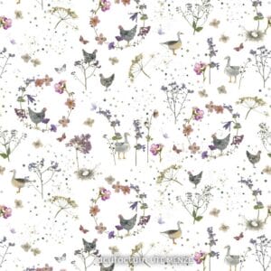 La tela de algodón Country Romance combina la delicada belleza de la vida rural con los sutiles motivos dibujados a mano por Kerstin Heß. Entre delicadas flores primaverales, tallos etéreos y suaves toques de color, aparecen pequeños gansos y gallinas, aportando una sensación de paz y conexión con la naturaleza. Delicadas guirnaldas florales, mariposas revoloteando y pequeños nidos se unen para formar una composición armoniosa que evoca tranquilos paseos por prados floridos. El suave efecto acuarela y la disposición ligeramente lúdica de los elementos confieren a la tela una calidez y ligereza románticas. Country Romance